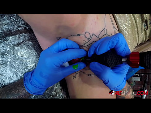 ❤️ Sully Savage mai tsananin jarfa ta yi tattoo a kan kwarin ta bidiyon tsutsa ❌️